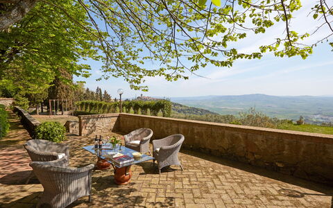 Villa Sorbaiano: Himmel, Pflanze, Eigentum, Natur, Blumentopf, Stuhl, Gebäude, Holz, Gartenmöbel, Baum