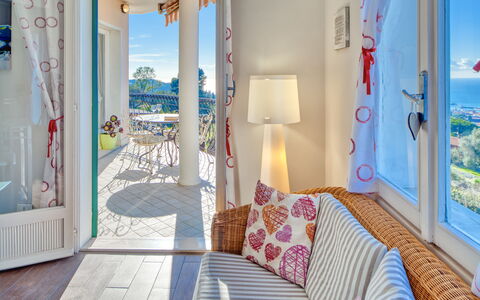 Casa Matilde - Villa Alle Cascine, Imperia: Eigentum, Möbel, Grün, Azurblau, Gebäude, Blau, Komfort, Fenster, Textil, Interior Design