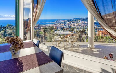 Casa Matilde - Villa Alle Cascine, Imperia: Himmel, Daytime, Eigentum, Blau, Pflanze, Gebäude, Wasser, Natur, Azurblau, Schatten