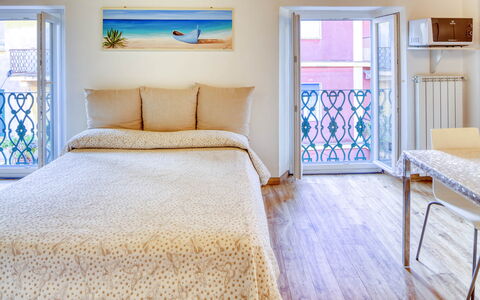 Studio Fede - Levanto: Möbel, Blau, Gebäude, Komfort, Fenster, Azurblau, Holz, Textil, Bettrahmen, Flooring
