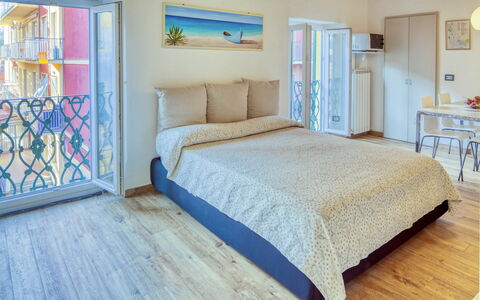 Studio Fede - Levanto: Möbel, Eigentum, Blau, Komfort, Azurblau, Kissen, Textil, Holz, Fenster, Bettrahmen