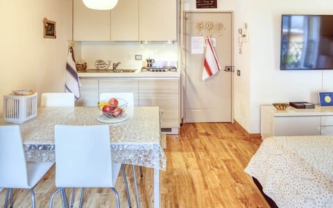 Studio Fede - Levanto: Tabelle, Eigentum, Möbel, Bilderrahmen, Holz, Interior Design, Orange, Stuhl, Fussboden, Grundeigentum
