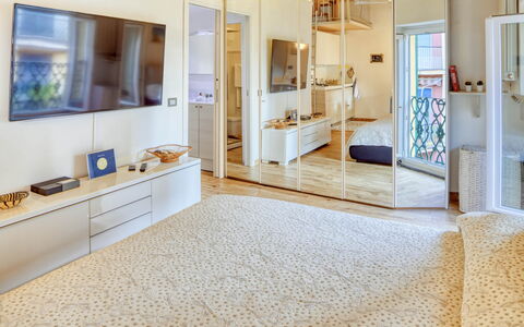 Studio Fede - Levanto: Möbel, Cabinetry, Eigentum, Bilderrahmen, Azurblau, Gebäude, Holz, Tür, Flooring, Haus