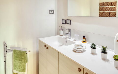 Studio Fede - Levanto: Zapfhahn, Cabinetry, Sinken, Eigentum, Armatur, Möbel, Pflanze, Countertop, Blumentopf, Holz