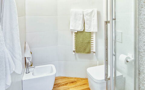 Studio Fede - Levanto: Zapfhahn, Eigentum, Armatur, Badezimmer, Produkt, Bad Sink, Lila, Rechteck