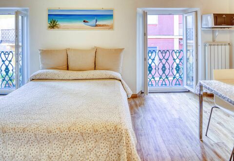 Studio Fede - Levanto: Möbel, Blau, Gebäude, Komfort, Fenster, Azurblau, Holz, Textil, Bettrahmen, Flooring