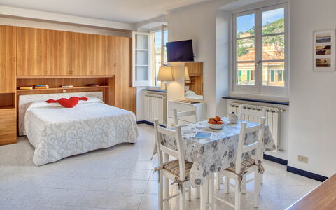 Studio Paola - Levanto: Möbel, Eigentum, Tabelle, Fenster, Cabinetry, Holz, Interior Design, Komfort, Fussboden, Flooring