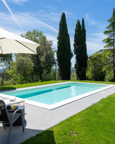 Villa Luana: Wolke, Himmel, Pflanze, Schwimmbad, Wasser, Schatten, Grundstueck, Regenschirm, Baum, Gebäude