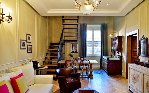 Appartamenti Troise: Bilderrahmen, Möbel, Eigentum, Tabelle, Couch, Beleuchtung, Holz, Interior Design, Gelb, Cabinetry