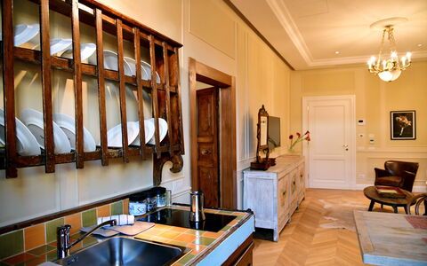 Appartamenti Troise: Spüle, Möbel, Countertop, Cabinetry, Sinken, Bilderrahmen, Zapfhahn, Interior Design, Holz, Küche