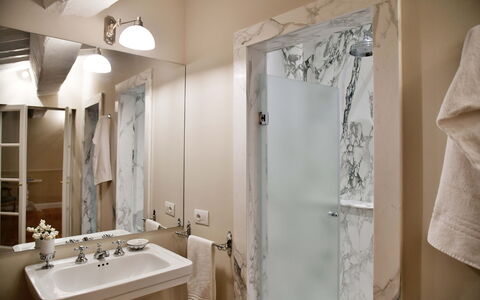 Appartamenti Troise: Spiegel, Zapfhahn, Sinken, Eigentum, Armatur, Bad Sink, Badezimmer, Interior Design, Fussboden, Wand