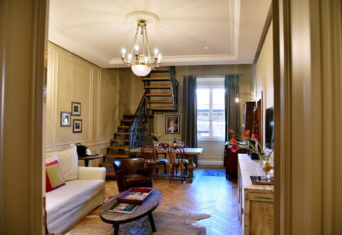 Appartamenti Troise: Tabelle, Eigentum, Möbel, Couch, Bilderrahmen, Gebäude, Interior Design, Holz, Beleuchtung, Lampe