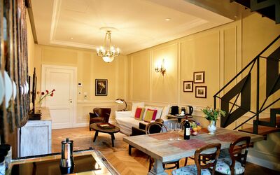 Le Ruote: Tabelle, Möbel, Eigentum, Bilderrahmen, Couch, Holz, Interior Design, Beleuchtung, Wohnzimmer, Stuhl