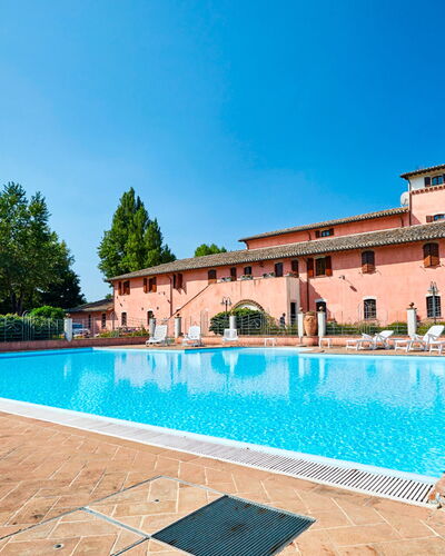 Agriturismo Il Molino Di Uncinano: Wasser, Himmel, Pflanze, Eigentum, Schwimmbad, Azurblau, Gebäude, Rechteck, Baum, Die Architektur