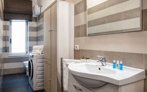 Living Times Apartment: Spiegel, Zapfhahn, Armatur, Eigentum, Möbel, Sinken, Bad Sink, Badezimmerschrank, Badezimmer, Gebäude