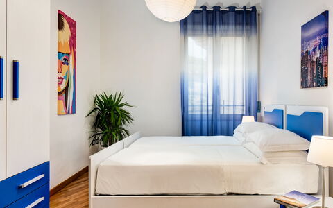 Living Times Apartment: Eigentum, Möbel, Blau, Azurblau, Gebäude, Komfort, Dekoration, Beleuchtung, Textil, Interior Design