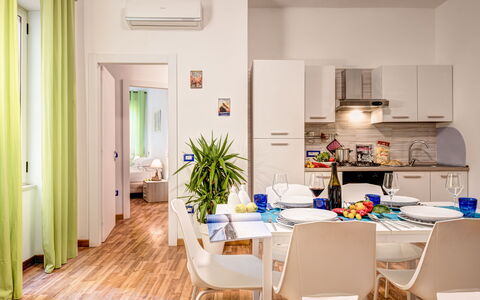 Living Times Apartment: Eigentum, Möbel, Tabelle, Stuhl, Cabinetry, Pflanze, Interior Design, Holz, Zimmerpflanze, Flooring