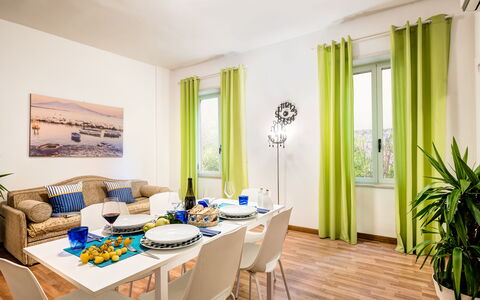 Living Times Apartment: Tabelle, Möbel, Eigentum, Stuhl, Azurblau, Holz, Fenster, Textil, Beleuchtung, Interior Design