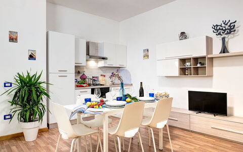 Living Times Apartment: Tabelle, Eigentum, Pflanze, Möbel, Couch, Gebäude, Interior Design, Holz, Stuhl, Blumentopf