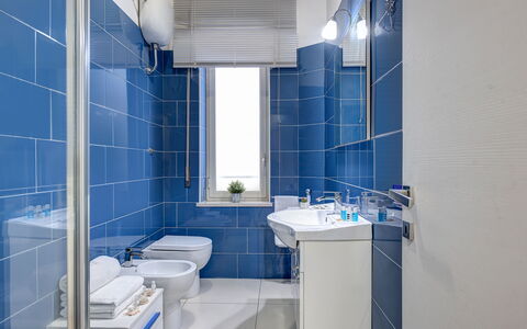 Loving Times Apartment: Armatur, Zapfhahn, Spiegel, Sinken, Eigentum, Lila, Blau, Badezimmer, Azurblau