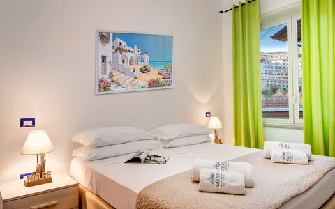 Loving Times Apartment: Möbel, Eigentum, Fotografieren, Blau, Komfort, Azurblau, Fenster, Textil, Gelb
