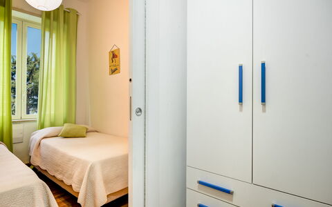 Loving Times Apartment: Fenster, Cabinetry, Holz, Komfort, Gebäude, Flooring, Vorhang, Bettrahmen, Fussboden