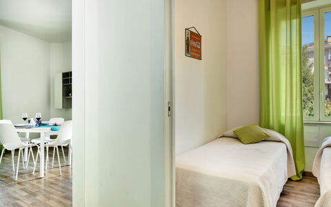 Loving Times Apartment: Möbel, Grün, Komfort, Holz, Tabelle, Interior Design, Gebäude, Flooring, Fussboden