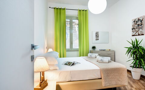 Loving Times Apartment: Pflanze, Eigentum, Möbel, Blumentopf, Komfort, Azurblau, Fenster, Holz, Textil