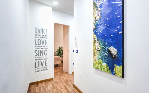 Loving Times Apartment: Wasser, Pflanze, Interior Design, Farbe, Holz, Kunst, Wand, Fussboden, Flooring, Gebäude