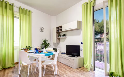 Loving Times Apartment: Pflanze, Eigentum, Möbel, Fenster, Couch, Grün, Tabelle, Azurblau, Holz, Interior Design