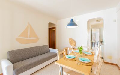 Casa Acquamarina: Tabelle, Möbel, Eigentum, Couch, Komfort, Azurblau, Holz, Orange, Interior Design, Wohnzimmer