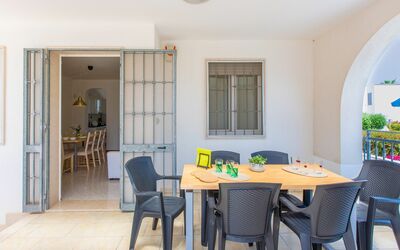 App. Smeraldo: Tabelle, Möbel, Eigentum, Stuhl, Holz, Gebäude, Interior Design, Wohnzimmer, Fenster, Fussboden