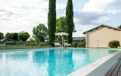 Villa Papiano: Wasser, Wolke, Himmel, Pflanze, Schwimmbad, Baum, Gebäude, Freizeit, Gras, Grundeigentum