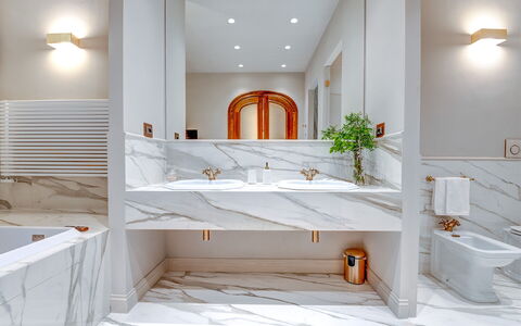 Villa Oria: Armatur, Eigentum, Badewanne, Zapfhahn, Badezimmer, Gebäude, Komfort, Beleuchtung, Die Architektur, Interior Design