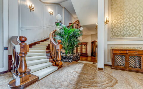 Villa Oria: Gebäude, Pflanze, Treppe, Holz, Interior Design, Wohnzimmer, Flooring, Fussboden, Veranda, Wand