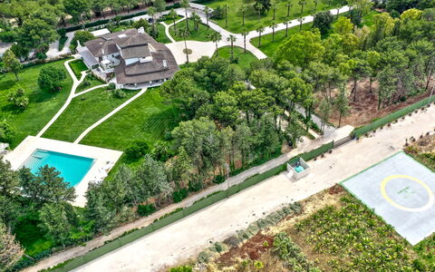 Villa Oria: Pflanze, Gebäude, Grundstueck, Vegetation, Baum, Gras, Urban Design, Steigung, Ground, Landschaft