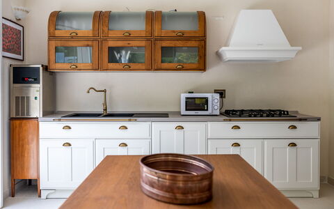 Villa Oria: Braun, Cabinetry, Countertop, Möbel, Eigentum, Gebäude, Schublade, Herd, Küche, Holz