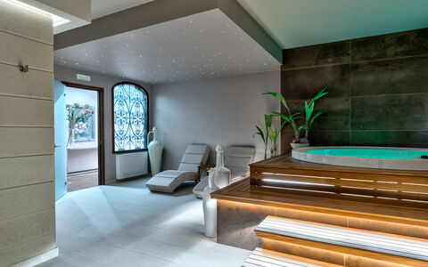 Villa Oria: Möbel, Eigentum, Pflanze, Beleuchtung, Interior Design, Komfort, Holz, Flooring, Fussboden, Wohnzimmer