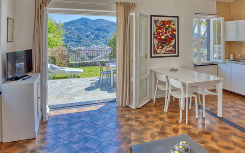 Marlà - Levanto: Tabelle, Eigentum, Möbel, Azurblau, Holz, Pflanze, Interior Design, Wohnzimmer, Flooring, Fussboden