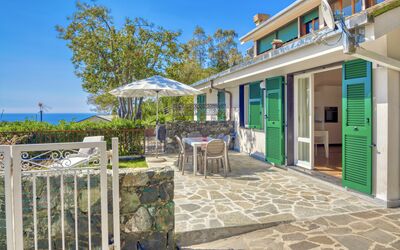 Marlà - Levanto: Himmel, Eigentum, Tabelle, Pflanze, Gebäude, Azurblau, Schatten, Blumentopf, Tür, Stuhl