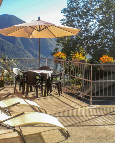 Minú: Möbel, Gebäude, Eigentum, Tabelle, Regenschirm, Himmel, Tisch Im Freien, Schatten, Gartenmöbel, Stuhl