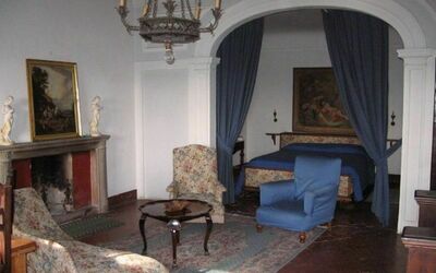 Alcova: Bilderrahmen, Möbel, Tabelle, Holz, Beleuchtung, Gebäude, Interior Design, Fussboden, Haus, Lampe