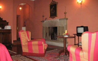 The Duke: Bilderrahmen, Möbel, Dekoration, Komfort, Gebäude, Orange, Holz, Beleuchtung, Interior Design, Lampe