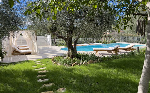 Villa Mimosa - Diano Marina: Pflanze, Schatten, Baum, Himmel, Grundstueck, Gartenmöbel, Freizeit, Gras, Natürliche Landschaft, Landschaft