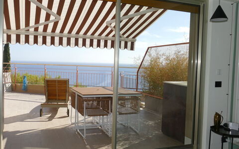 Ventimiglia 633: Eigentum, Möbel, Himmel, Gebäude, Schatten, Holz, Tür, Stuhl, Interior Design, Tabelle