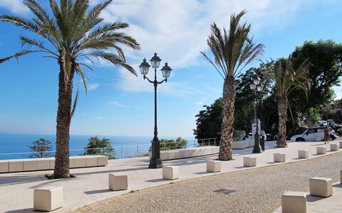 Ventimiglia 633: Wolke, Himmel, Wasser, Pflanze, Baum, Arecales, Vegetation, Gebäude, Gehölz, Landschaft