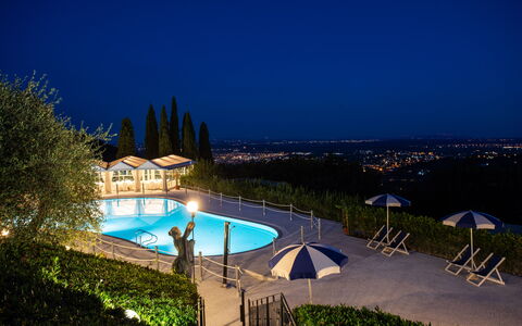 Villa Alfresco: Wasser, Himmel, Pflanze, Gebäude, Azurblau, Schwimmbad, Gewässer, Die Architektur, Arecales, Schatten