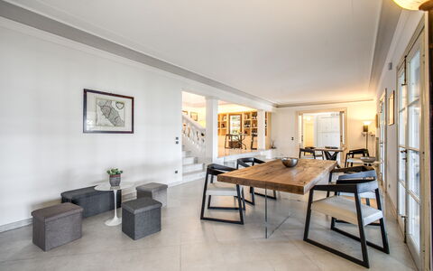 Villa Alfresco: Bilderrahmen, Möbel, Tabelle, Pflanze, Zimmerpflanze, Gebäude, Interior Design, Wohnzimmer, Couch, Flooring