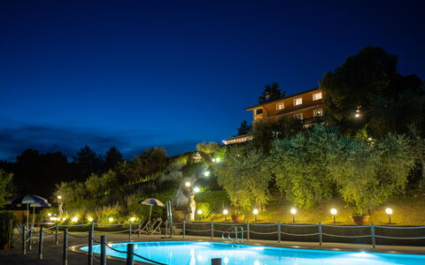 Villa Alfresco: Wasser, Himmel, Gebäude, Blau, Natur, Schwimmbad, Baum, Arecales, Pflanze, Freizeit