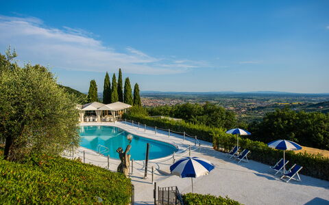 Villa Alfresco: Himmel, Wasser, Wolke, Schwimmbad, Pflanze, Natur, Azurblau, Baum, Vegetation, Gartenmöbel